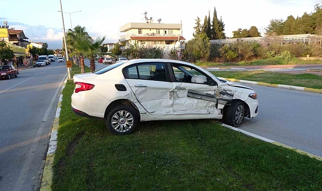 Kamyonun çarptığı otomobil, 50 metre ileride durabildi
