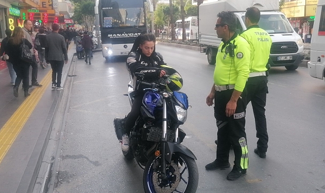 Kaskı kafası yerine koluna taktı, ilk kez ceza yiyince polislerle fotoğraf çektirmek istedi