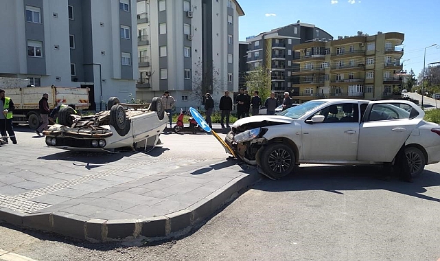 Kavşakta iki otomobil çarpıştı: Baba ve oğlu yaralandı