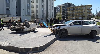 Kavşakta iki otomobil çarpıştı: Baba ve oğlu yaralandı