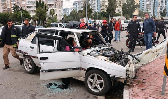 Kazada araçta sıkışan çifti, itfaiye kurtardı