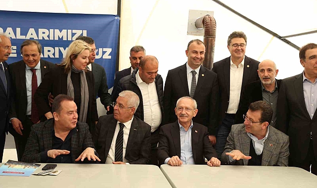 Kılıçdaroğlu, depremzedelerle yemek yedi