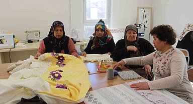 Korkuteli dikiş nakış kursunda çeyizlik takımlar hazırlanıyor