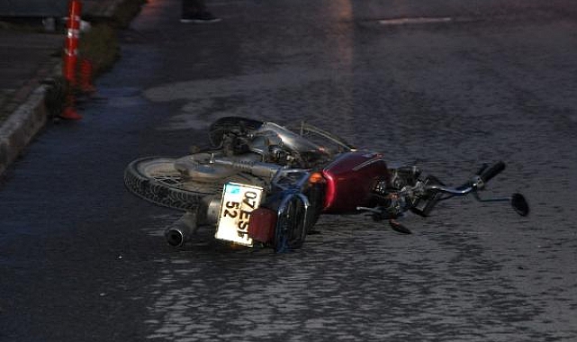 Minibüsle çarpışan motosiklette sürücü yaralandı