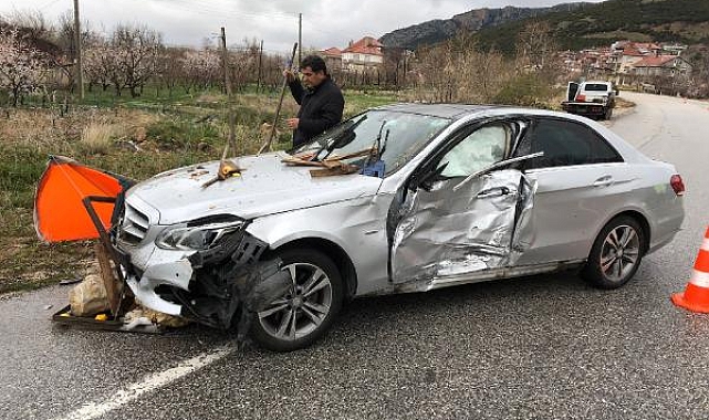 Otomobil satış reyonuna çarptı