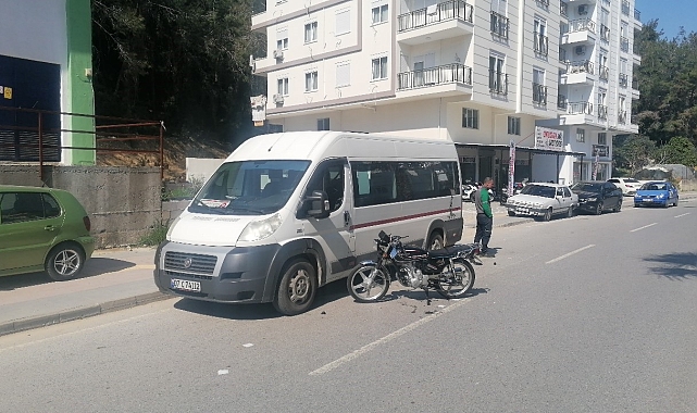 Otomobile çarpıp yola savruldular