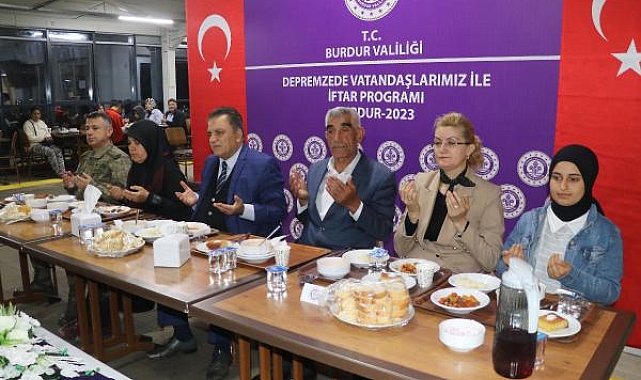 Protokol iftarda depremzedelerle buluştu