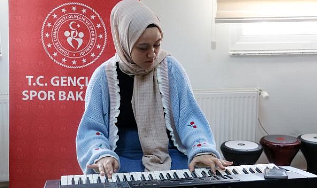 Reyyan, depremde kaybettiği öğretmeni gibi eğitimci olmak istiyor