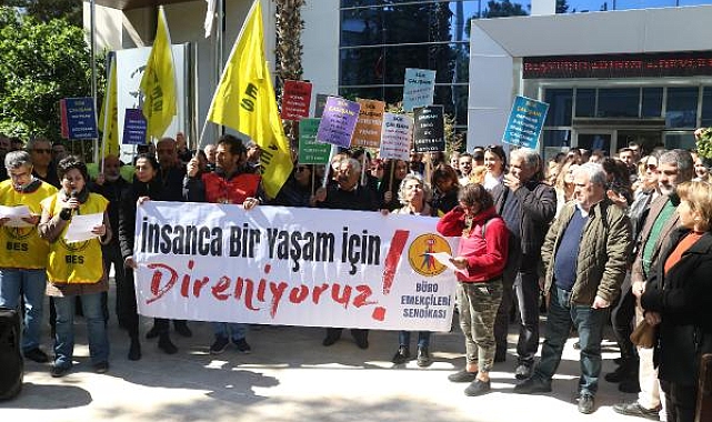 SGK çalışanlarından halaylı iş bırakma eylemi