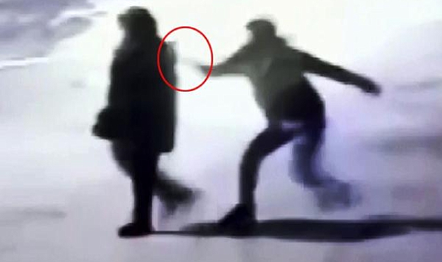 Sokakta yürüyen Eşe'yi sırtından bıçaklayan sanığa tahliye