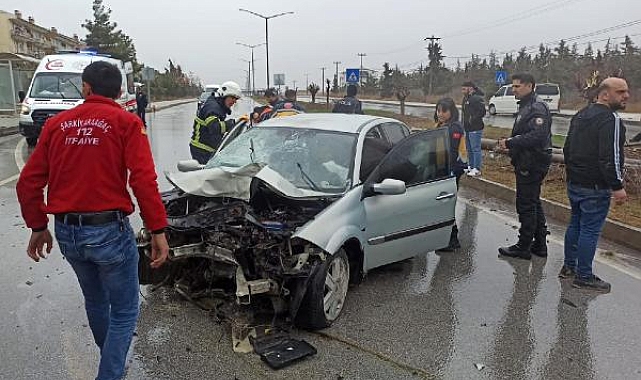Ters yöne giren araç direğe çarptı