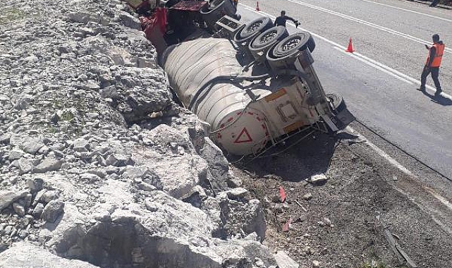 Tır devrildi, sürücü öldü