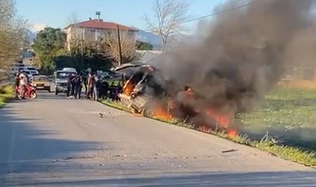 Trafik kazası sonrası otomobil alev alev yandı: 4 yaralı