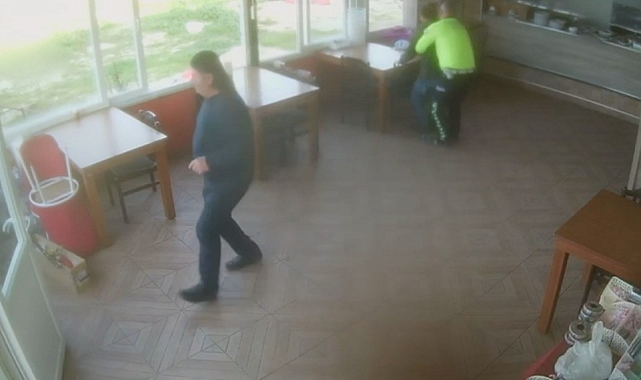 Trafik polisinden hayat kurtaran Heimlich manevrası