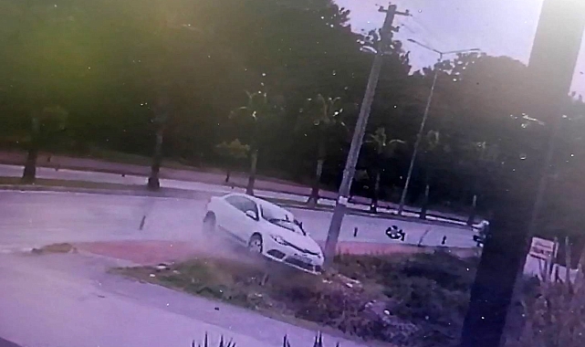 Virajı alamayan otomobilin direğe çarptı: 1 yaralı