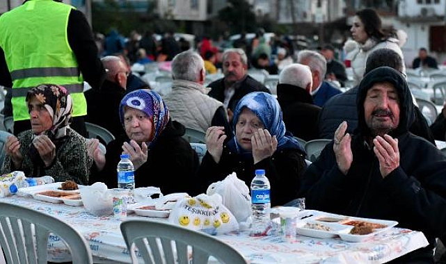 Zeytinköy'de dualı, çocuklar için palyaçolu iftar
