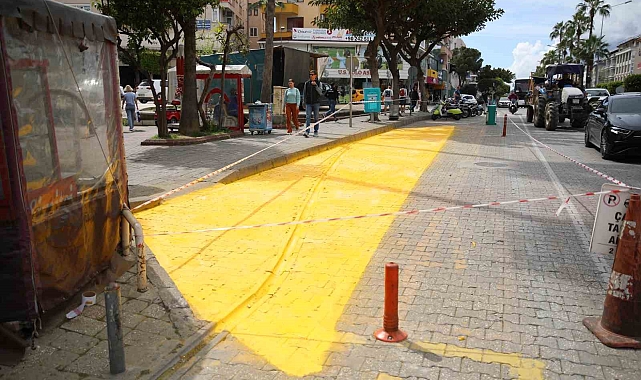 Alanya Belediyesi durak önlerinin boyasını yeniliyor