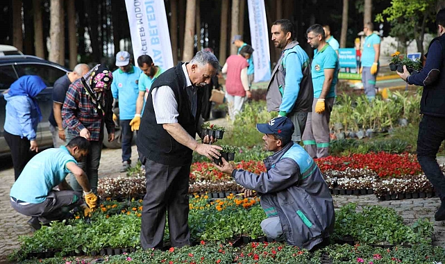 Alanya Belediyesi geleneksel çiçek dağıtımını gerçekleştirdi