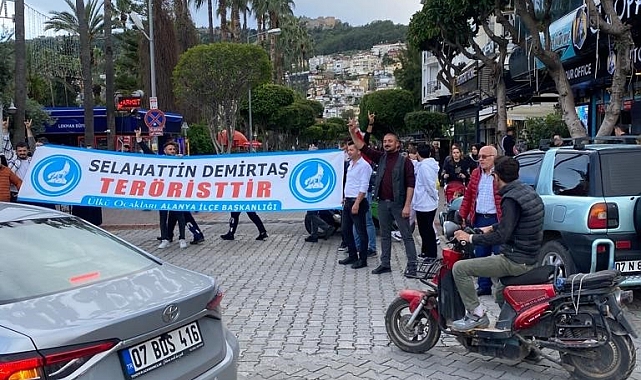 Alanya'da Ekrem İmamoğlu'na pankartlı protesto