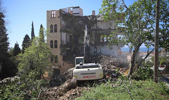 Alanya'da riskli yapıların yıkımı aralıksız devam ediyor