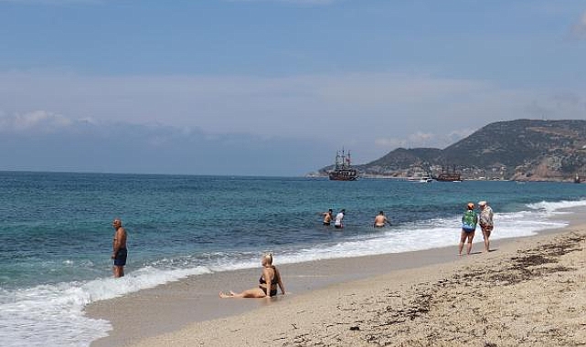 Alanya'da tatilcilerin deniz keyfi