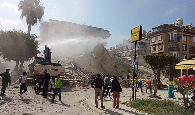 Alanya'da yıkım sırasında bina çöktü, yürekler ağza geldi