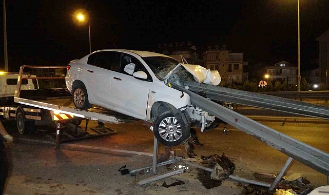 Alkollü sürücü bariyere saplandı