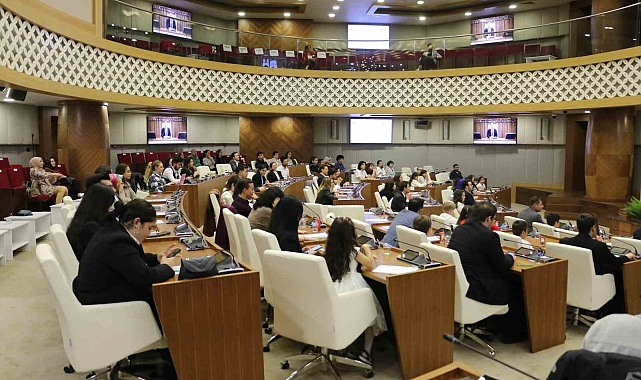 Antalya Büyükşehir Belediyesi Gençlik Meclisi'nde koltuklara çocuklar oturdu