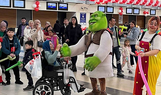 Antalya Havalimanı'nda 23 Nisan coşkusu