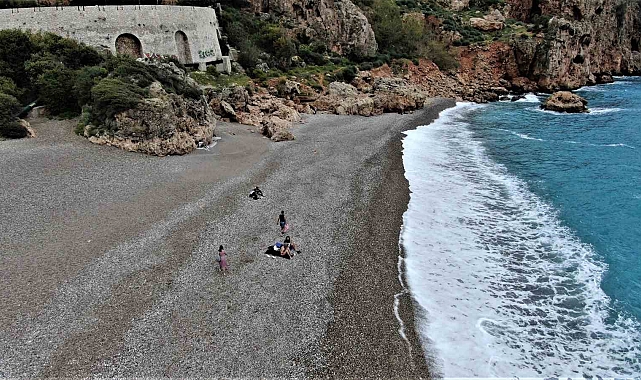 Antalya'da deniz ve hava sıcaklığı eşitlendi, ünlü sahil turkuaza büründü