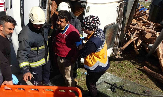 Antalya'da freni patlayan tomruk yüklü kamyon devrildi: 1 yaralı