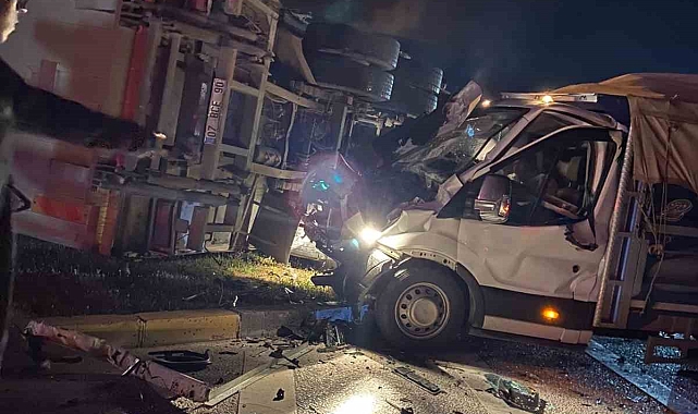 Antalya'da kamyon ile kamyonet çarpıştı: 1 yaralı