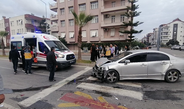 Antalya'da ticari taksi ile otomobil çarpıştı: 2 yaralı