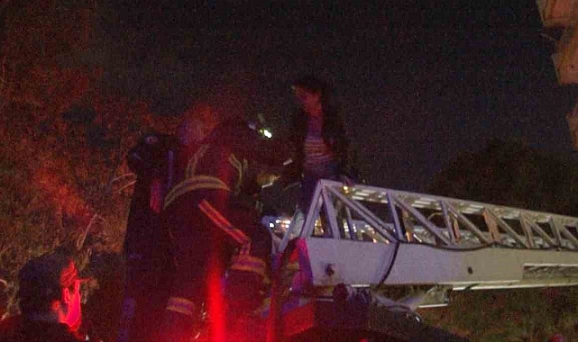 Antalya'da yangın paniği: Mahsur kalan anne ve kızı itfaiye kurtardı