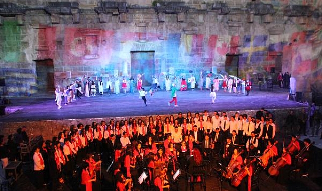 Aspendos&#039;ta 23 Nisan Çocuk Şenliği