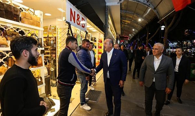 Bakan Çavuşoğlu'ndan esnaf ziyareti