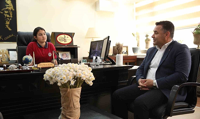 Başkan Yücel koltuğunu 4. sınıf öğrencisi Buğlem'e devretti