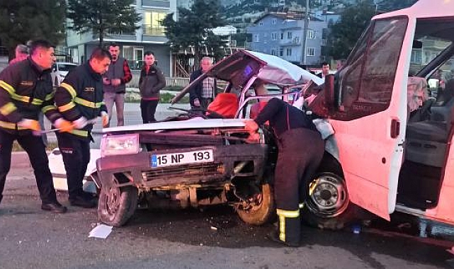 Burdur'da otomobille minibüs çarpıştı: 1 ölü, 2 yaralı