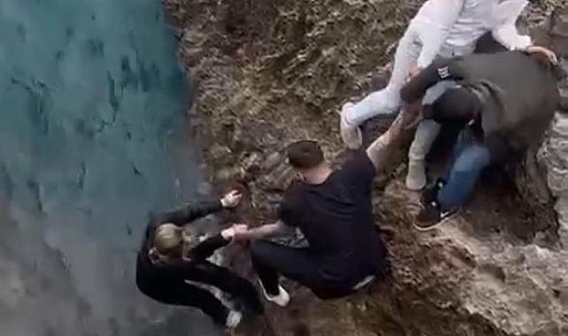 Genç kadın falezlerden böyle çıkarıldı