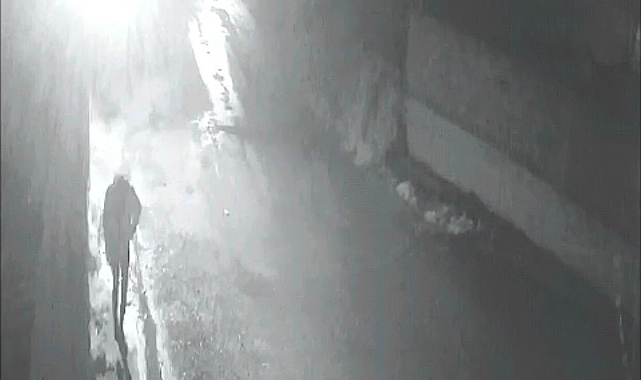 Hırsızlık anı güvenlik kamerasına yansıdı