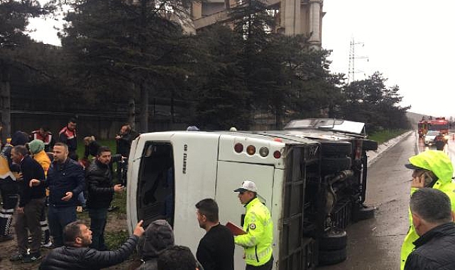 Isparta'da servis midibüsü devrildi; 17 yaralı