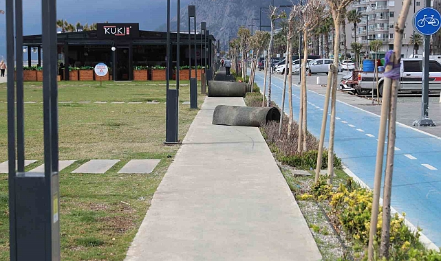 Konyaaltı Sahili'nde yürüyüş yolları yenileniyor