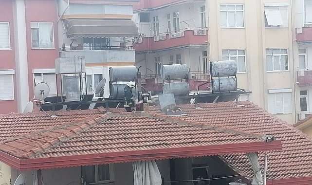 Manavgat'ta 3 katlı binanın çatısında çıkan baca yangını korkuttu