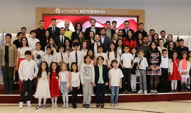 Meclis koltuklarına çocuklar oturdu