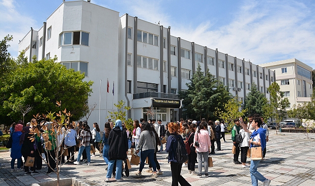 Mersin Büyükşehir Belediyesi öğrencileri üniversiteye hazırlıyor