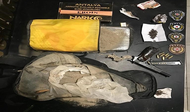 Namluya sürülü silah elindeyken kovalamacada yakalandı, sokağa attığı çantadan 5,5 kilo eroin çıktı