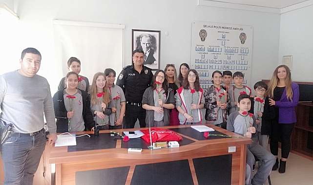 Öğrenciler polis abilerini unutmadı