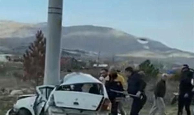 Otomobil direğe çarptı: Şevval ve Meryem öldü