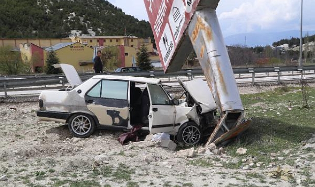 Otomobil reklam panosuna çarptı, biri bebek dört kişi yaralandı