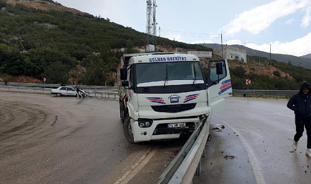 Otomobil ve kamyon bariyerlere çarptı